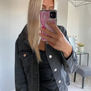 Jeansjacka - Gråsvart Jeansjacka från Bik Bok stolek xs