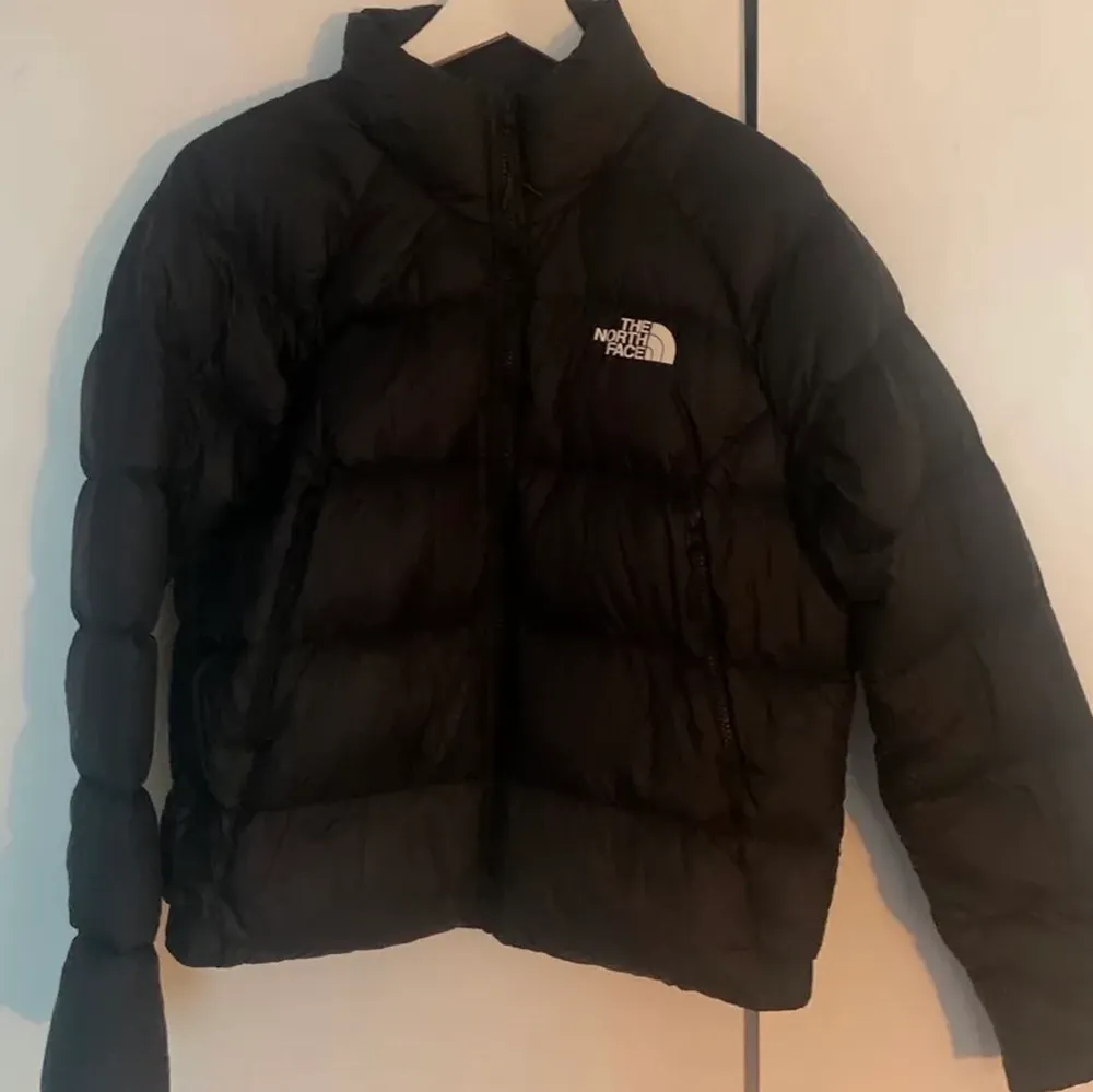 Säljer min north face jacka som jag köpte förra vintern. Jackan är i mycket bra skick och är inte använd så mycket💕 Jackan är i storlek M men skulle tro att den passar S mer.  Nypris: 2500kr . Jackor.