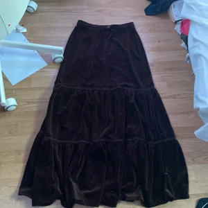 Maxi kjol - Använt ett fåtal gånger tyget är tjockt så perfekt för hösten och vintern. Kom privat för frakt och mitt nummer tar bara Swish 