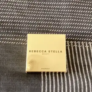 säljer rebecca stellas sjukt vackra bronzer i färgen” sun kissed ” den är verkligen så otroligt snygg men köpte i fel färg den är helt oanvändbar btw 😍😍