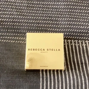 rebecca stella bronzer !!😍 - säljer rebecca stellas sjukt vackra bronzer i färgen” sun kissed ” den är verkligen så otroligt snygg men köpte i fel färg den är helt oanvändbar btw 😍😍