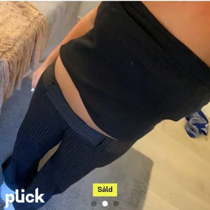 Lågmidjade kostymbyxor  - Jättesnygga lågmidjade kostymbyxor som jag köpt här på plick men tyvärr var för stora för mig. Jag är 164 cm och det var jättelånga på mig men det går såklart att sy upp. Tjejen på bilden var 173 cm. Skulle gissa att de är strl 38, men står ingen lapp! 💓💓