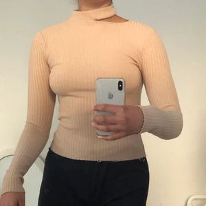 Bershka beige tröja  - Långärmad beige tröja från Bershka i helt nytt skick använd fåtal ggr, finns inte kvar på hemsidan. Sitter figurnära och är utav skönt material. Snygg slitning vid halsen. Påminner om A-dsgn. Strlk XS funkar även för S. 