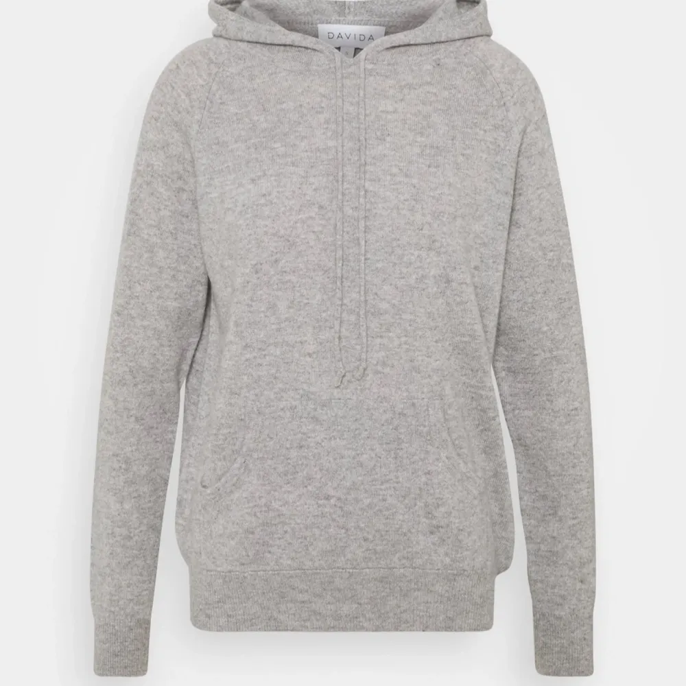 Superfin grå hoodie från Davida cashmere i storlek S, säljs då den inte kommer till användning, nyskick och nypris 2495.. Hoodies.