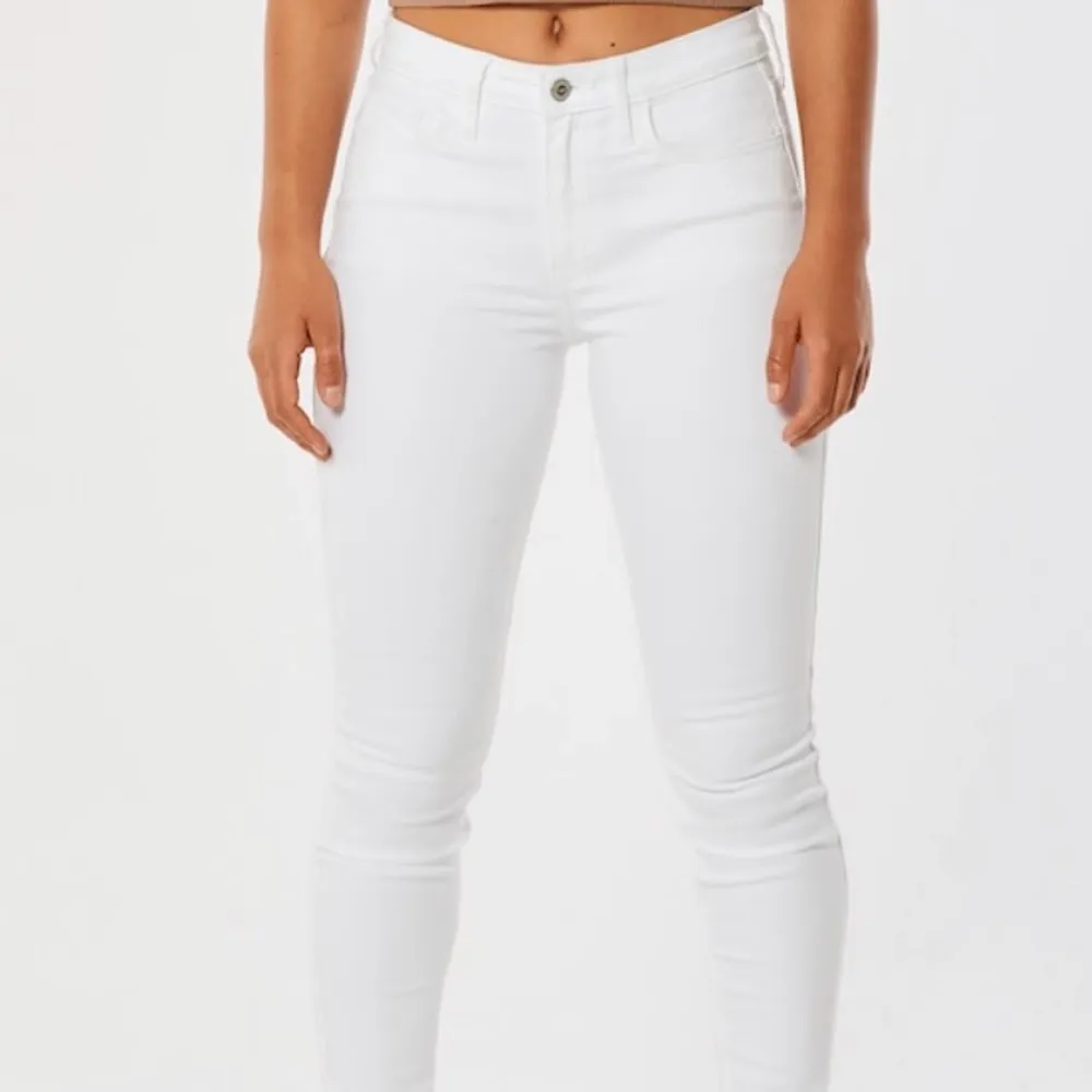 Helt nya hollister jeans med lappen kvar!  Säljes pga fel storlek.  -Low rise super skinny/ W 23 L 30  Nypris 532:- säljer för 400:- helt nya  Säker pris till 299:-. Jeans & Byxor.