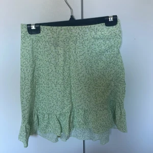 Blommig kjol  - Säljer då jag inte använt den