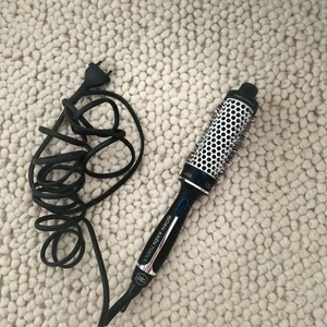 Björn Axén  - Värmeborste 38mm! Använd få gånger då jag har två st. Stylingborsten är en kombination mellan en locktång och en rundborste, så att du kan styla håret, ge det en snygg form och släta ut frissighet så att håret blir blankt och fullt av glans.