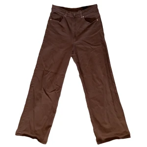 bruna jeans - high-waist baggy jeans från h&m, lite flarade, sparsamt använda utan defekter! dom är super mjuka och lite stretchiga. säljer då dom är för stora för mig, men dom är inte heller min stil längre. pris kan diskuteras 💖