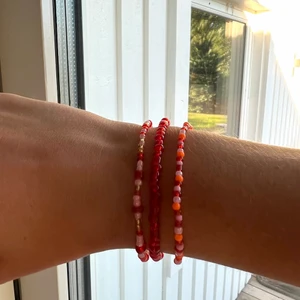 Pärlarmband - Pärlarmband med valfri storlek, färg & mönster 💐 2 armband för 32kr, 3 armband för 42kr, 4 armband för 52kr, 5 armband för 62kr. Blomarmband kostar 40kr Frakten kostar 13kr 🌸