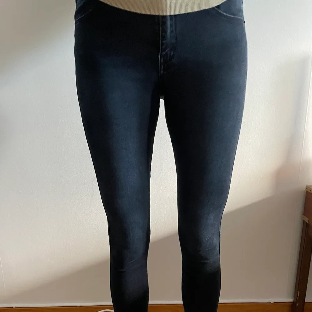 Mörklblå tighta byxor från dr demin  i storlek M. Köparen står för fraktkostnad.. Jeans & Byxor.