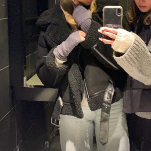 Vinterjacka  - Säljer min jacka från förra vintern, använd få gånger och har inga defekter. Köpt för 850 kr och säljs för 400 kr + frakt