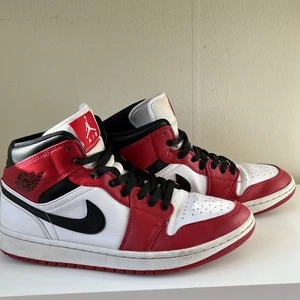Jordan 1 Chicago mid (2020) - Säljer mina jordans, har bara använt skorna några få gånger. Skriv för intresse
