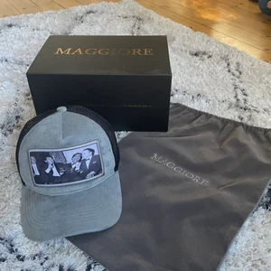 Maggiore keps M/S - En sjukt snygg Maggiore keps som passar till det mesta. Använd några gånger men är i väldigt bra skick. Såklart ingår låda och dustbag. Kepsen sålde slut på 30 sekunder och priset går att diskutera.