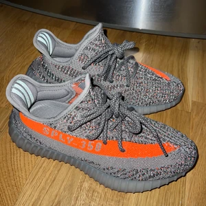 Yeezy Boost 350 - Helt nya oanvända i originalkartong, storlek 38,2/3. Kvitto finns digitalt (köpta i appen CONFIRMED) Säljer pga. passade inte mig och hann inte returnera i tid 😢 säljer för ordinariepris och bjuder på frakten.