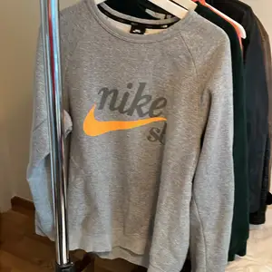 Köpt i Newyorks Nike butik för ca ett år sedan. Nästan helt oanvänd sweatshirt som tyvärr bara skrotat i garderoben. Som ny i storlek Medium.