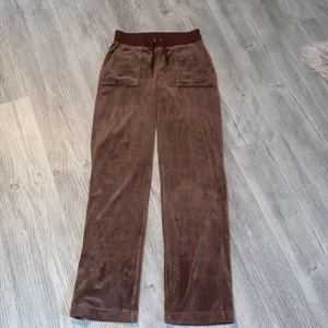 Juicy couture  - Säljer dessa juicy couture då de inte används längre.  De sitter super fint på mig som har xs, använda några få gånger. Priset går att diskutera 