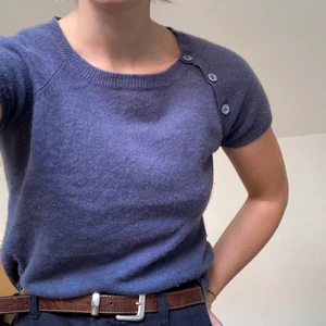 Blå stickad tröja  - En fin och unik ”t-shirt” i ett stickat (men supermjukt) material. Skulle säga storlek S, men den har tyvärr inga lappar så vet ej märket. 