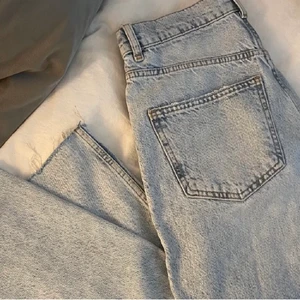 Jeans - Knappt använda jeans från ginatricot, Köpta för 600 men säljer för 150 kr. Köparen står för frakt!