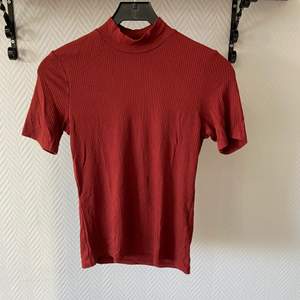 Turtle neck T-shirt från New yorker. Mörkare vin röd färg. Köpt för 100kr men säljer för 50kr. Köparen står för frakten. 