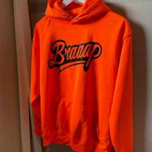 ExtremeClothing hoodie - Hoodie från extremeclothing i storlek M. Vet inte om färgen riktigt gör sig på bild men den är riktigt skrikigt orange
