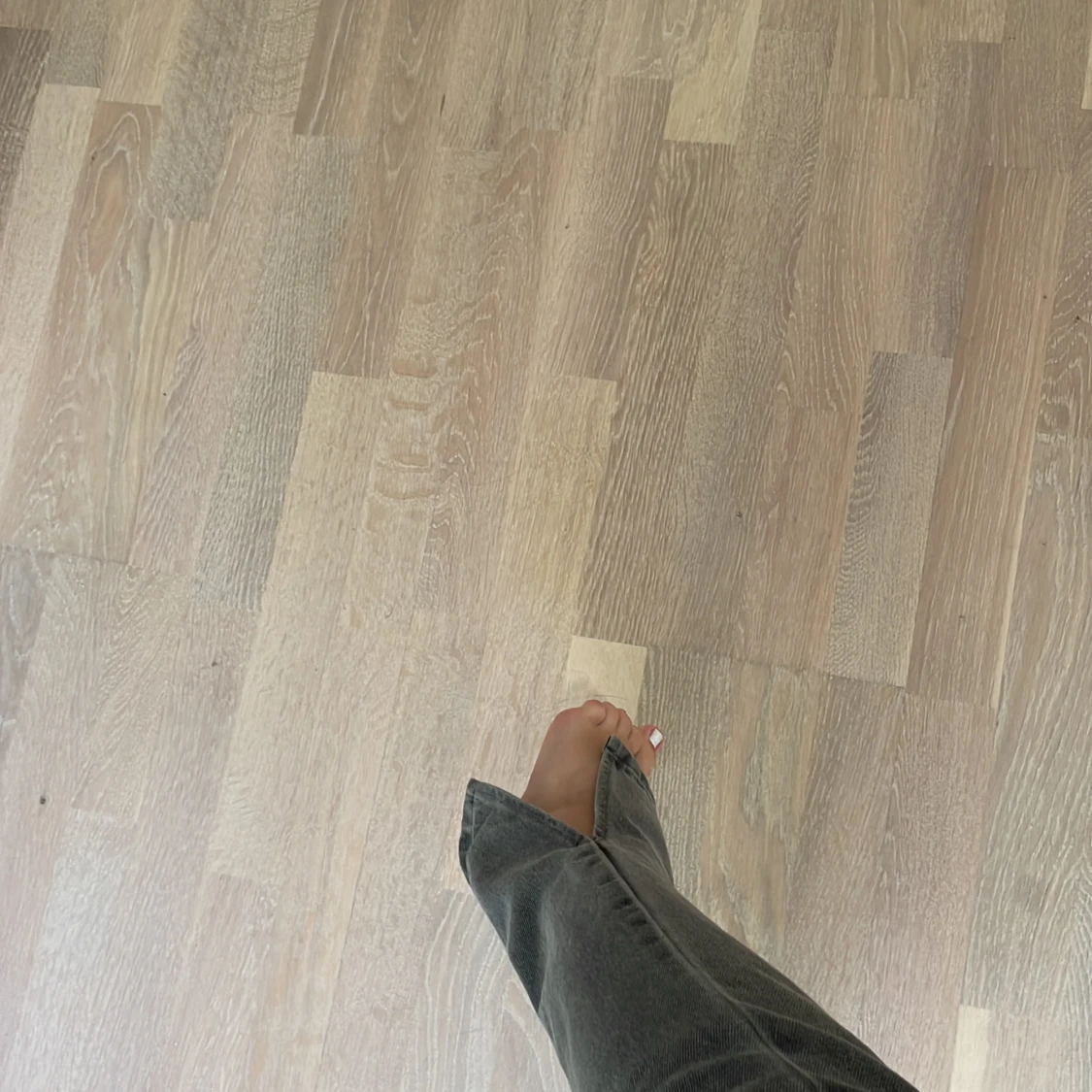 Gråa jeans med slits - 91