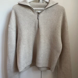 Stickad zip-tröja  - Säljer denna trendiga stickade tröjan från h&m i beige. Aldrig använd och i toppen skick. (Original pris 299kr)🫶🏻 köptes vintern 2021. Storlek xs, men passar allt från xs-m beroende på hur man vill att den ska sitta. Paketet kan skickas/ eller mötas upp i Stockholm. (Kan tänka mig att sänka priset vid snabb affär)