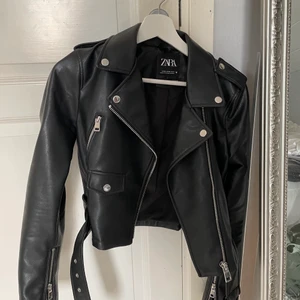 Läderjacka zara Stl : xs - Ordinarie pris : 499
