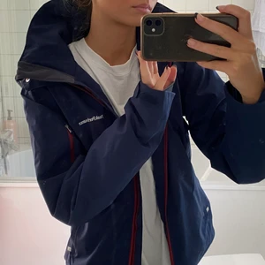 Peak Performance Skidjacka - En skidjacka i helt perfekt skick!! Haft den under en skidsemester och den är vindtät osv!! ord pris 2000