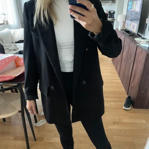 Svart kavaj/blazer - En svart blazer i nyskick endast använd 2 gånger, den är från zara i strl s. Den är super fin och sitter perfekt men har för många svarta kavajer nu. Nypris 559kr