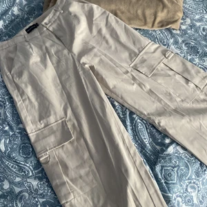 Pretty little thing cargo pants  - Cargo pants i beige, aldrig använda med storlek EU 40/ UK 12 