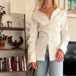 Skjorta zara - Vit skjorta från zara som jag inte lyckas bära lika elegant som den är 