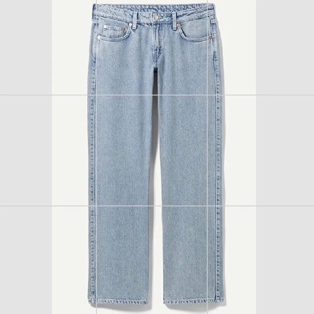 Jag säljer dom här weekday jeansen i storlek  W24 L32. Har inte använt dom så många gånger så dom är i bra skick. Köpte dom för 500kr men säljer dom för 350kr💕💕. Jeans & Byxor.