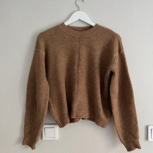 Stickad tröja - Varm och mysig stickad tröja från Chiquelle. Endast använd ett fåtal gånger, och därav i mycket fint skick. Köptes för 449kr.