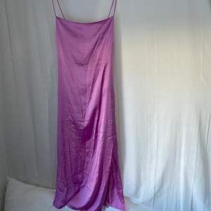 Lila/rosa klänning i satin. Aldrig använd, från Pull&Bear