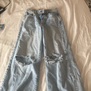 Snygg byxor med hål i  - Fint skick 