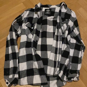 Dickies skjorta storlek S - Dickies skjort storlek S använt några gånger öppen för bud 