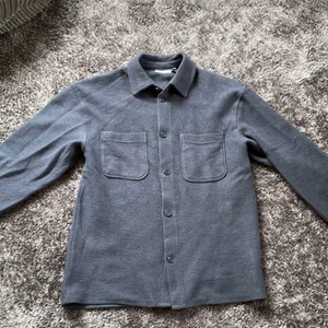 Weekday overshirt - En overshirt från weekday storlek xs men sitter som M, nyskick köpt för 500 kr