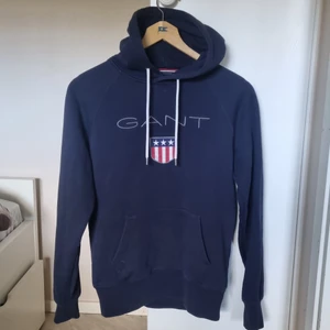 GANT Hoodie - Marinblå GANT Hoodie strl S. I använt men fint skick