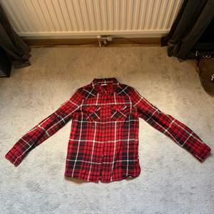 Fin röd flanellskjorta, inte använt någon gång, där av också anledningen till att jag säljer den<3 Kan mötas upp och skicka 
