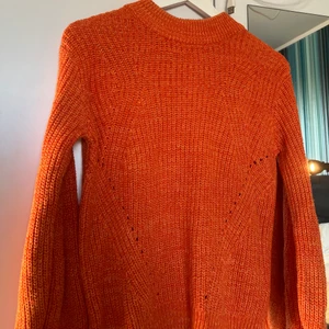 Stickad tröja - Stickad tröja från H&m som är sparsamt använd, superfin till hösten!