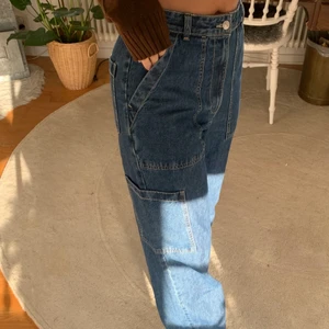 Baggy jeans - Lite mer baggy jeans med många fickor. De är sparsamt använda och har inga defekter💕