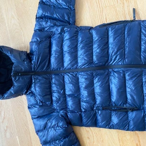 PeakPerformance jacka strl 170 - Plagget är en väldigt fin Peak jacka i en snygg marinblå färg och den passar perfekt nu inför höst/vintern. Bra skick 7/10 inga hål eller något utan bara lite skrynklig. Hyfsat stor i storleken. (Pris kan diskuteras)