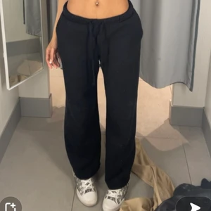 Raka mjukisbyxor  - Säljer dessa snygga mjukisbyxorna från Zara, dom är i rak modell men tyvärr så har dom krympt lite i tvätten så dom är precis för korta på mig nu🥲  Jag är 167💕🌸