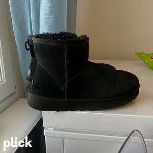 Svarta Uggs  - Säljer dessa snygga uggs!! Köpta för 1950kr, har haft i mer än 1 år men fortfarande i bra skick och superfina!! 