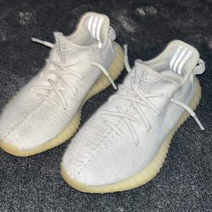 cream white yeezys som har använts lite men säljer bara för 1000kr ❤️❤️❤️❤️