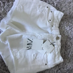 Zara shorts vita -  Säljer dessa Zara shorts vita dem är för små för mig men tycker de är jättefina aldrig använda prislappen sitter kvar köpte dom för 179 men säljer dom för 79