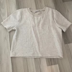 Beige topp zara - Säljer denna beiga topp från zara. Använd 1 gång! Säljer för 50 kr plus frakt❤️ strl s 