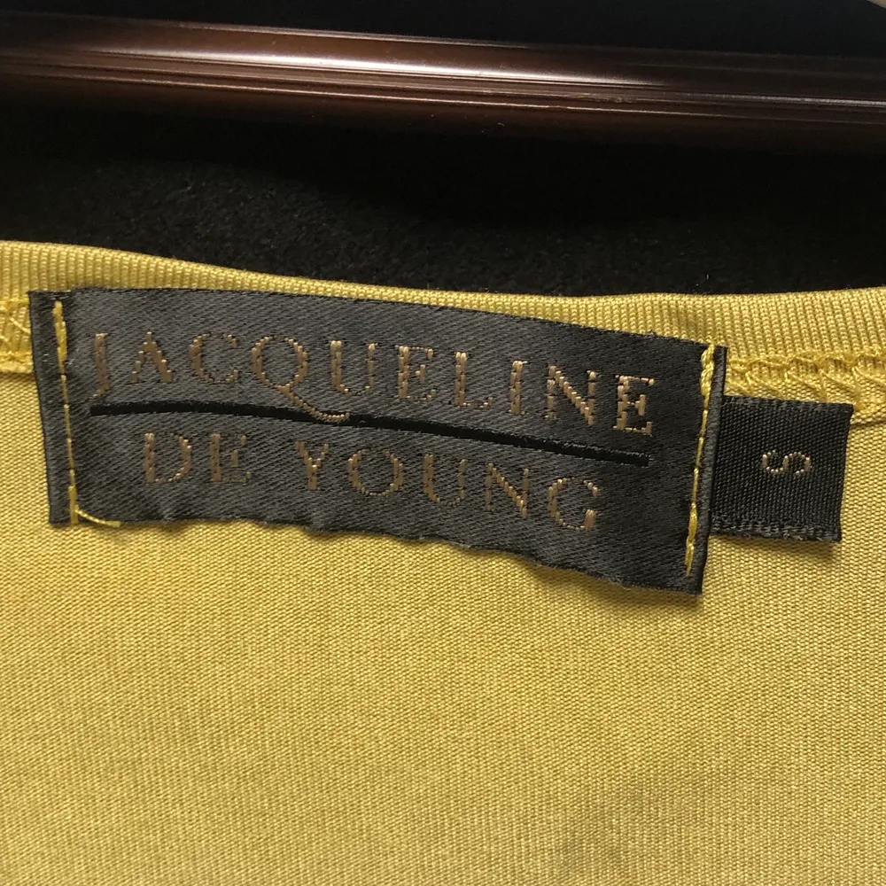 Dålig bild men en chartreuse grön inte gul. bra skick, oanvänd, från märket Jacqueline de Young. Storlek S. Köparen står för frakt. Bara att dm:a vid frågor❤️. T-shirts.