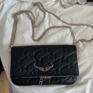 Zadig voltaire - superfin väska men är inte i min stil, ganska stor så finns plats mycket i den. Har inte kvitto kvar. 28cm lång. Högsta bud får den! 