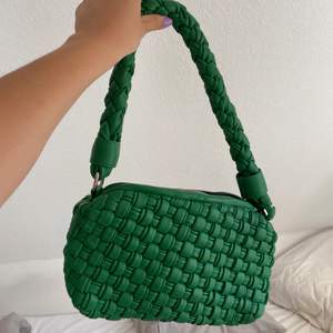 Säljer denna coola gröna väskan från Gina tricot💚💚 knappt använd🫶🏼